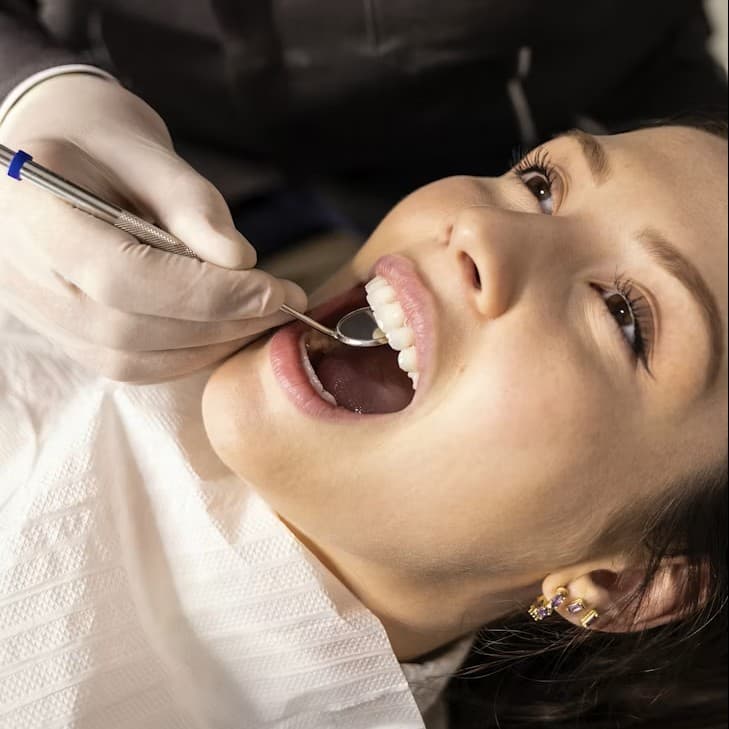 Consulta de estomatología en el consultorio odontológico